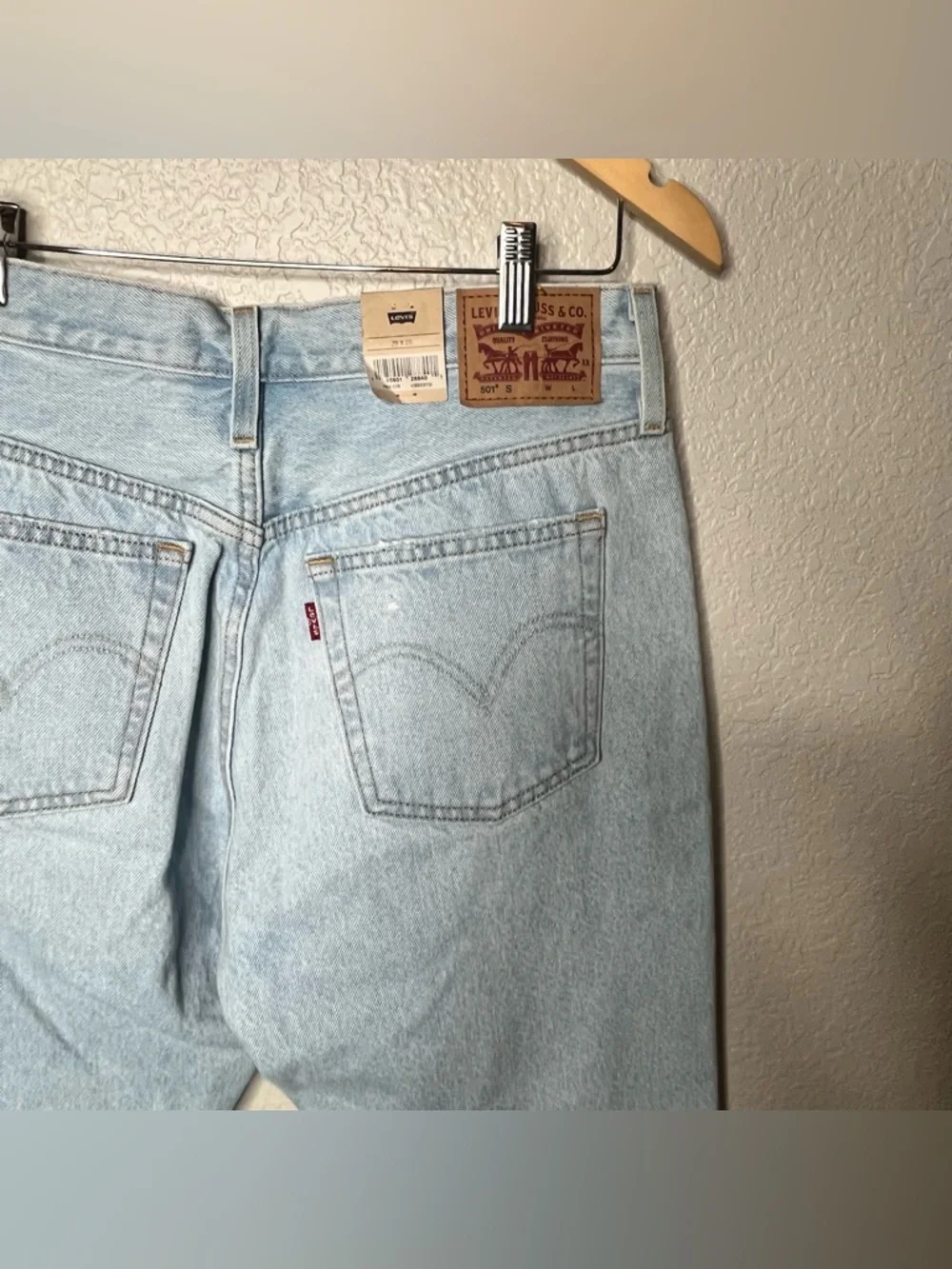 NEW‎ Levi’s 501 Original Fit Light Wash Jeans 29x28 Distressed Straight Leg NWT